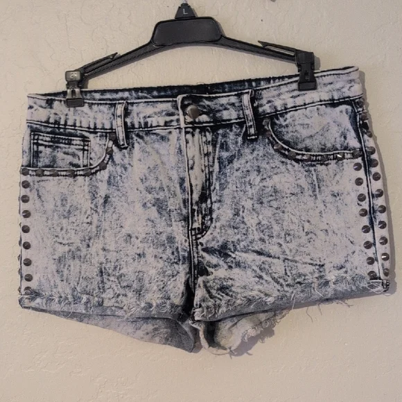 BOGO🏷️Vintage 90"a Rocker Girl Studded Acid Wash Denim Shorts - Picture 1 of 13